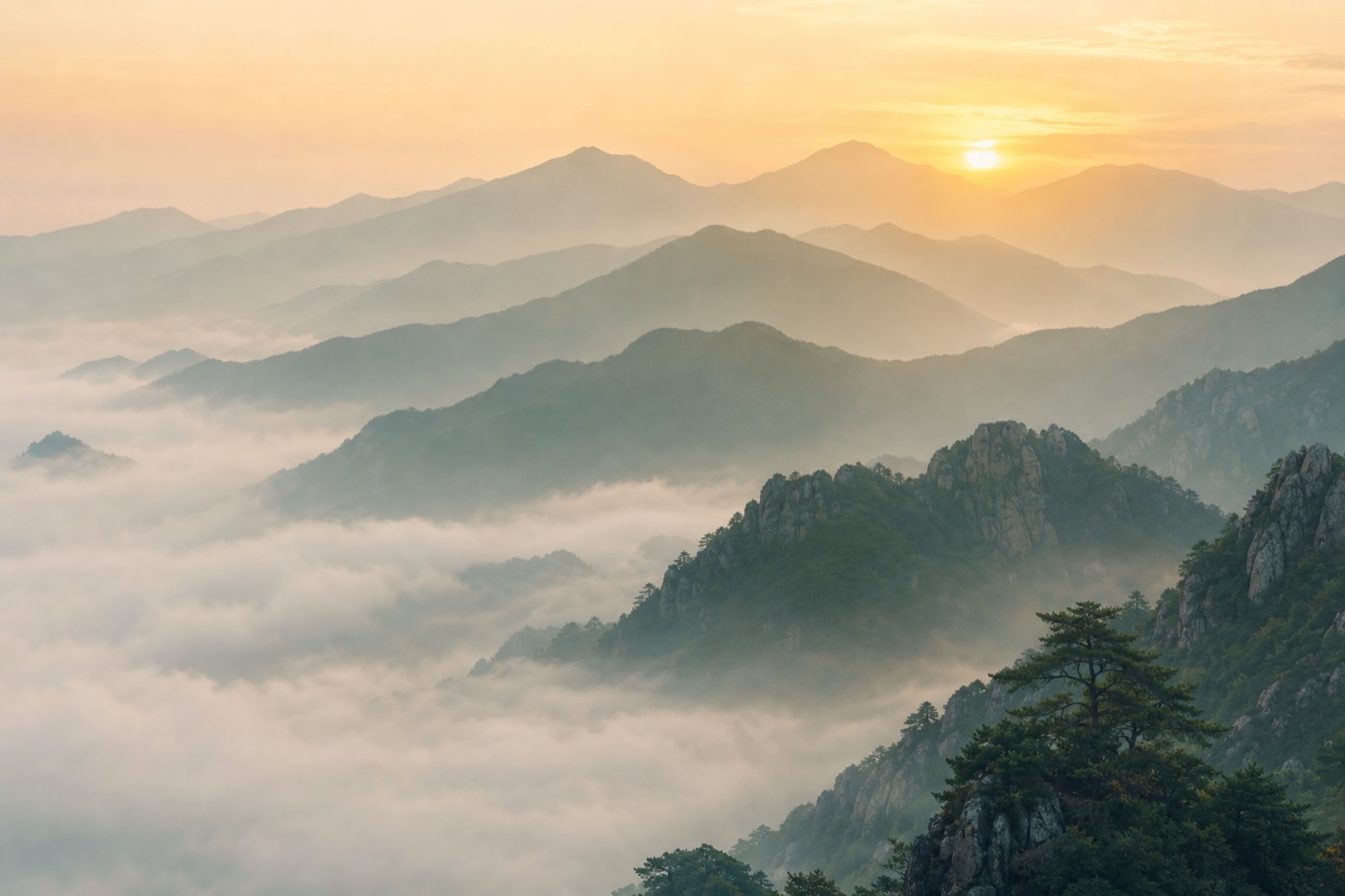 晨曦中的層疊山巒，象徵世代傳承